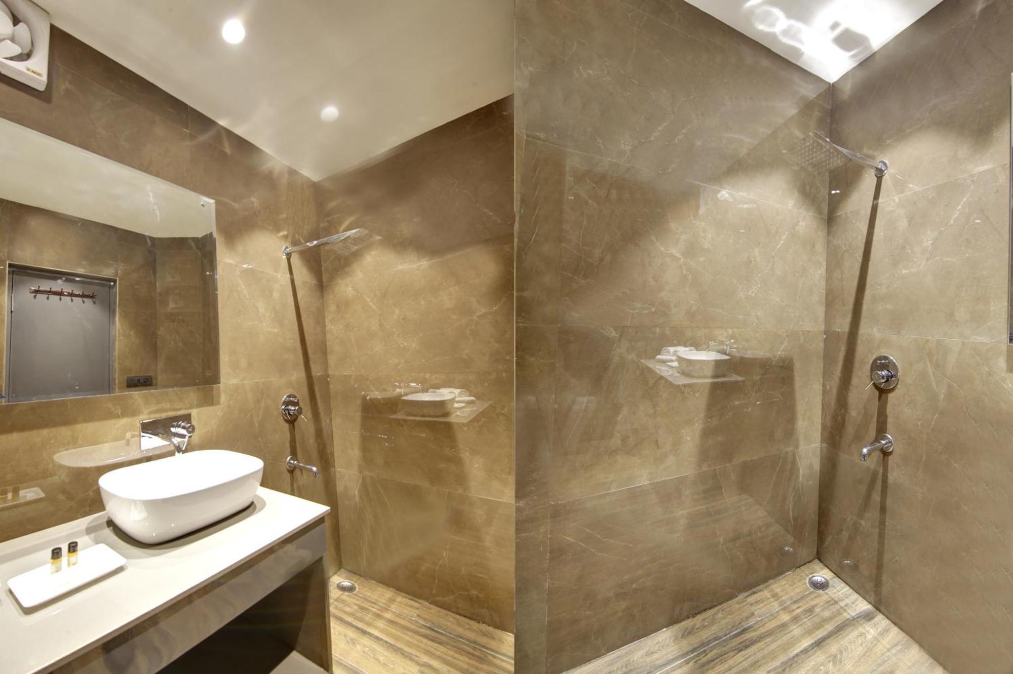 Hotel Kashish Plaza - 5 Mins From Metro Station Delhi  Exterior photo